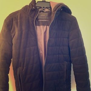 Black semi puffy jacket.